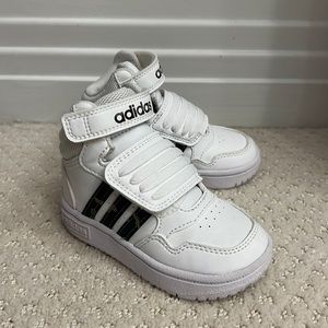 Worn once - BOYS' ADIDAS TODDLER HOOPS MID 3.0 SNEAKERS SZ 6K